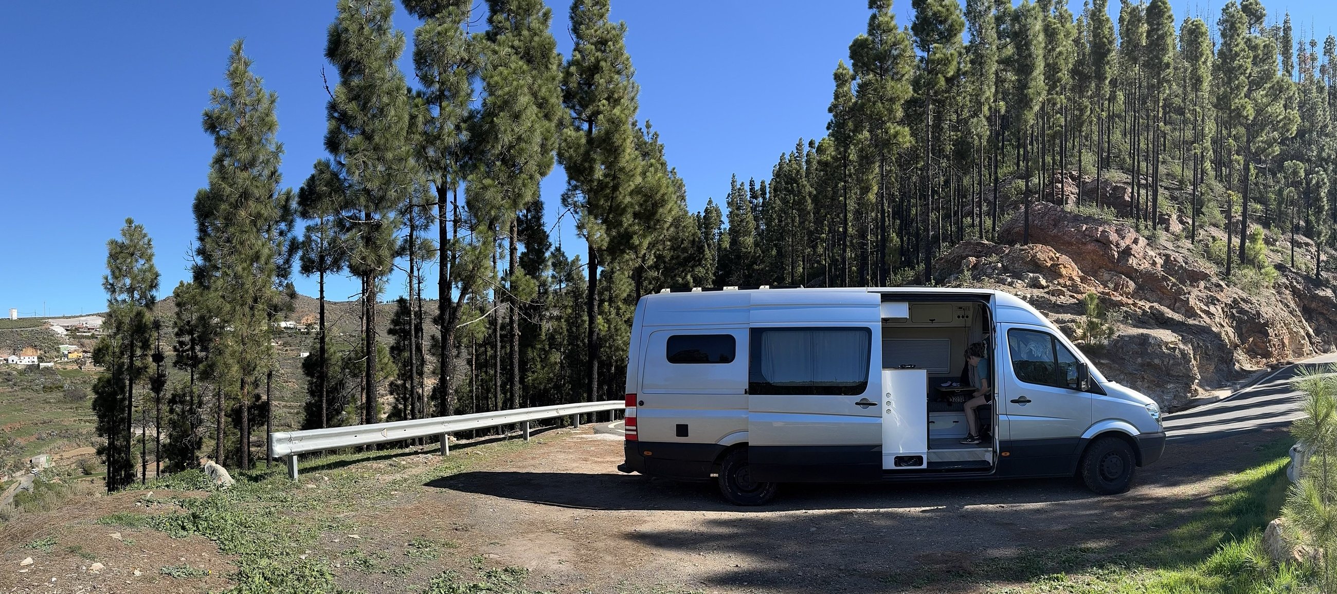 STAN, de campervan, geparkeerd buiten