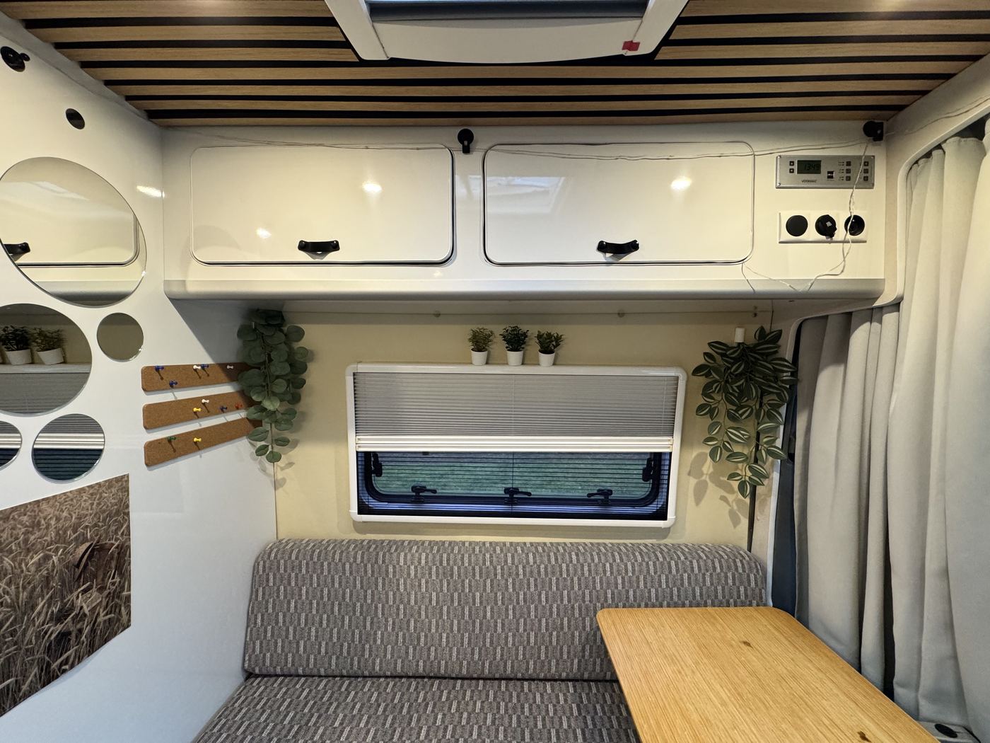 Lattenplafond en inbouwspots in de camper