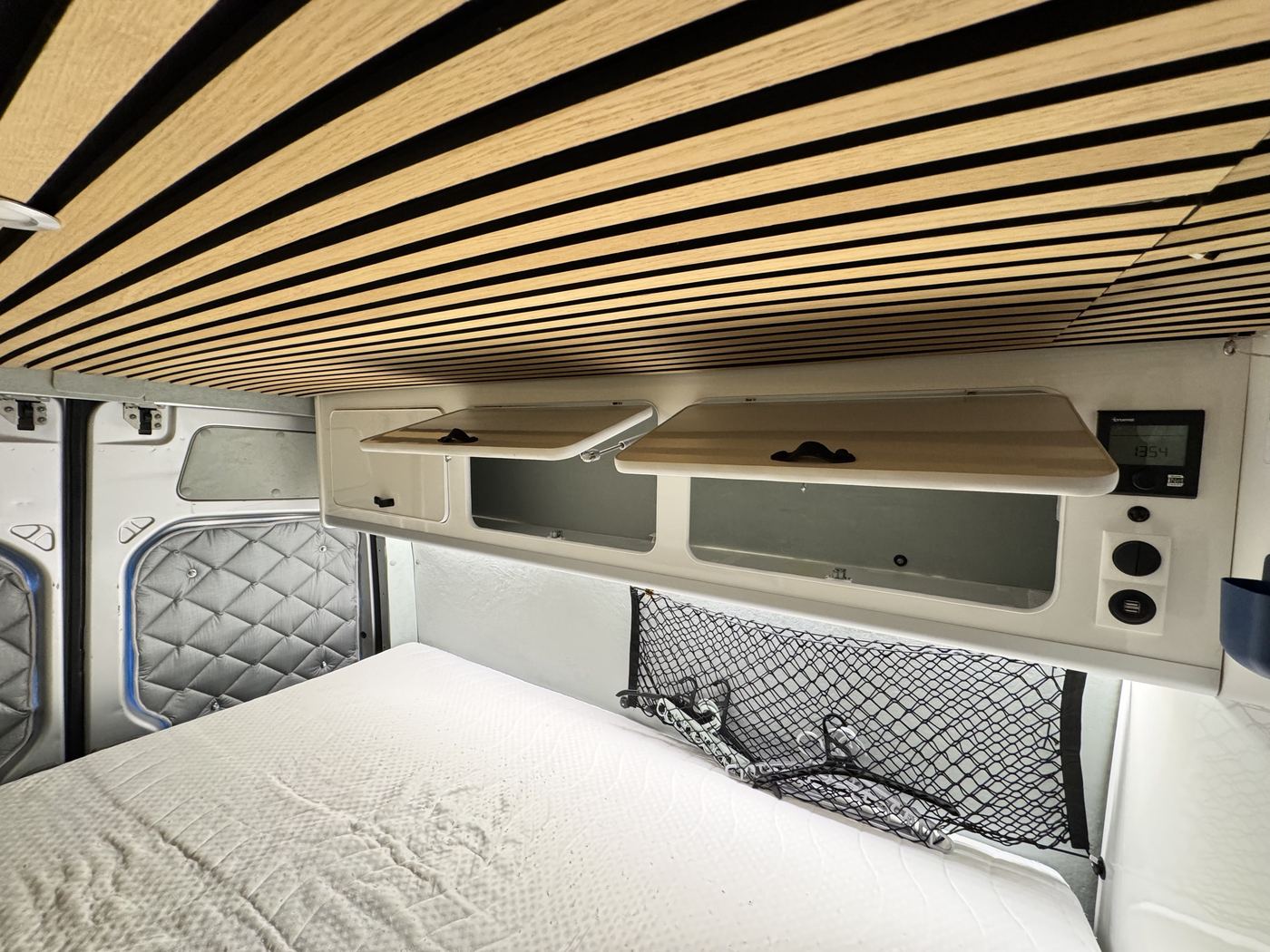 Opbergruimte naast het bed