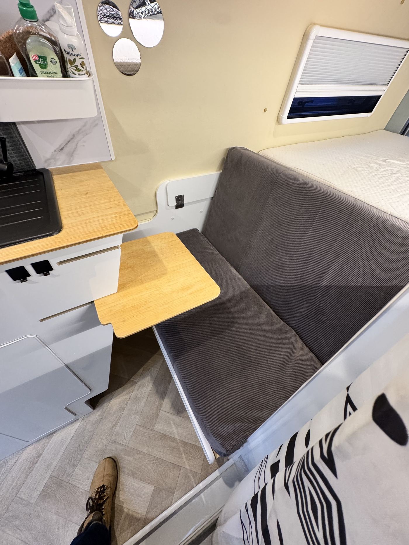 Zitbank met bamboe tafel