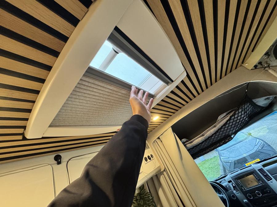 Hand bij het dakraam