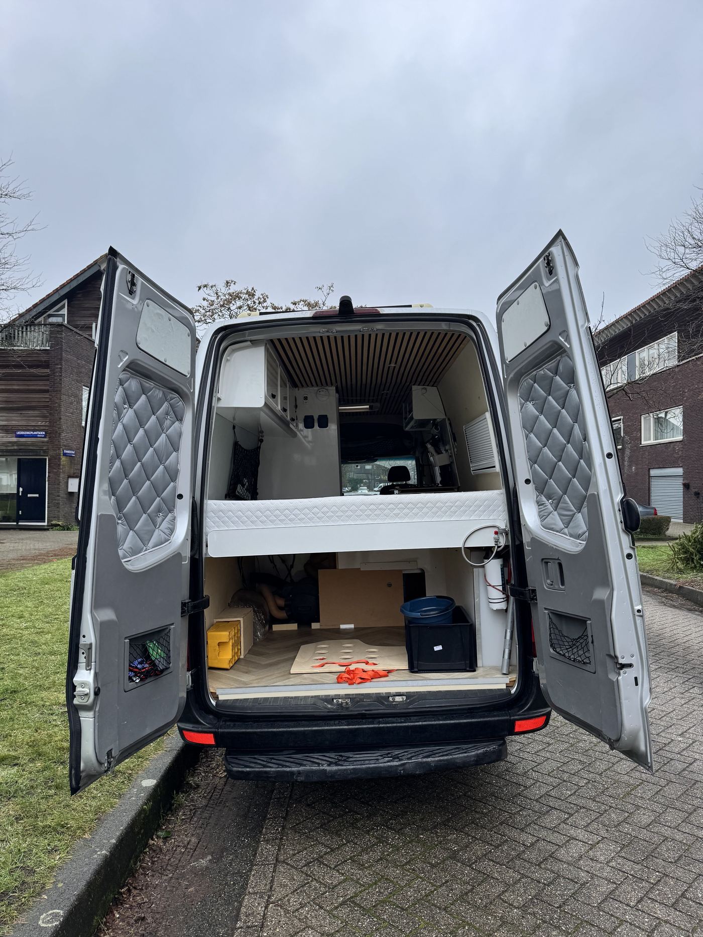 Grote garage achterin onder het bed