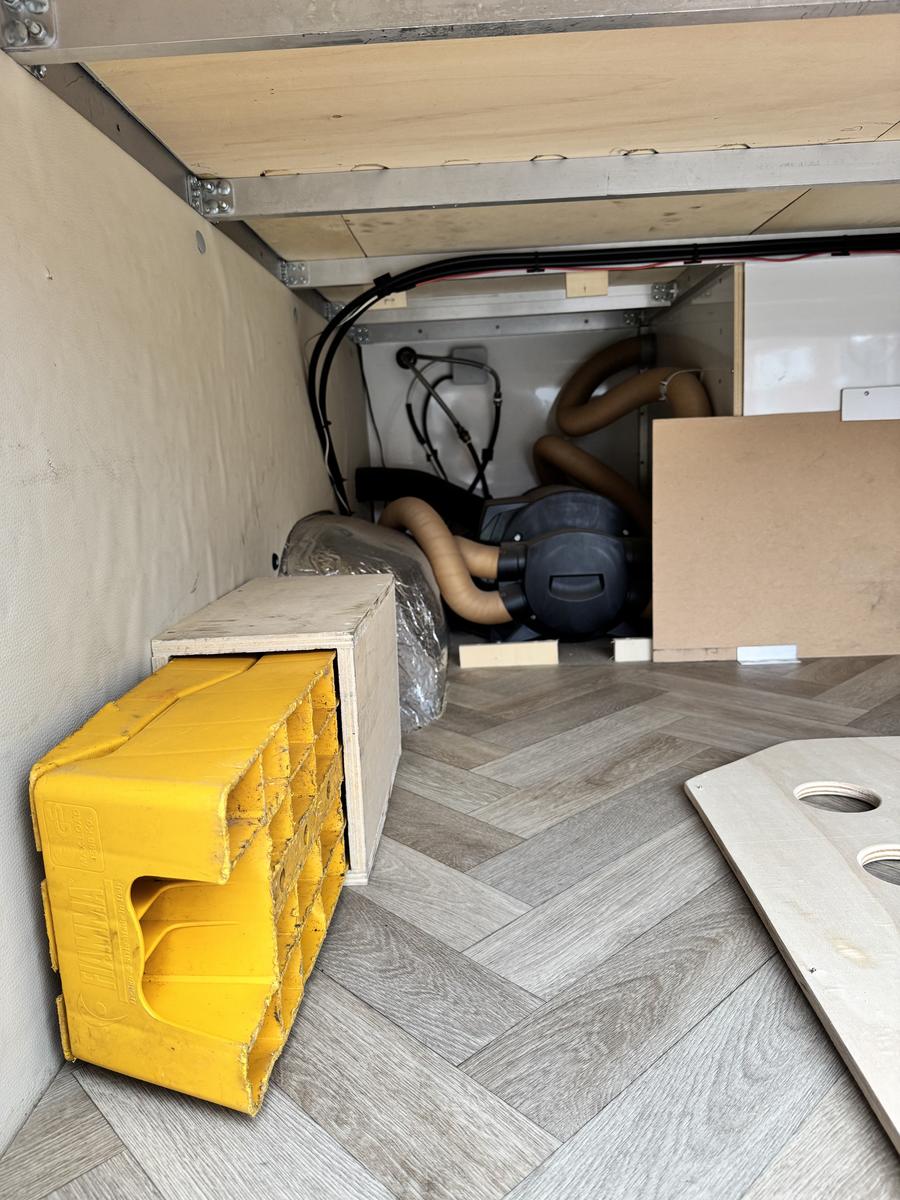 Accessoires opgeborgen in de garage