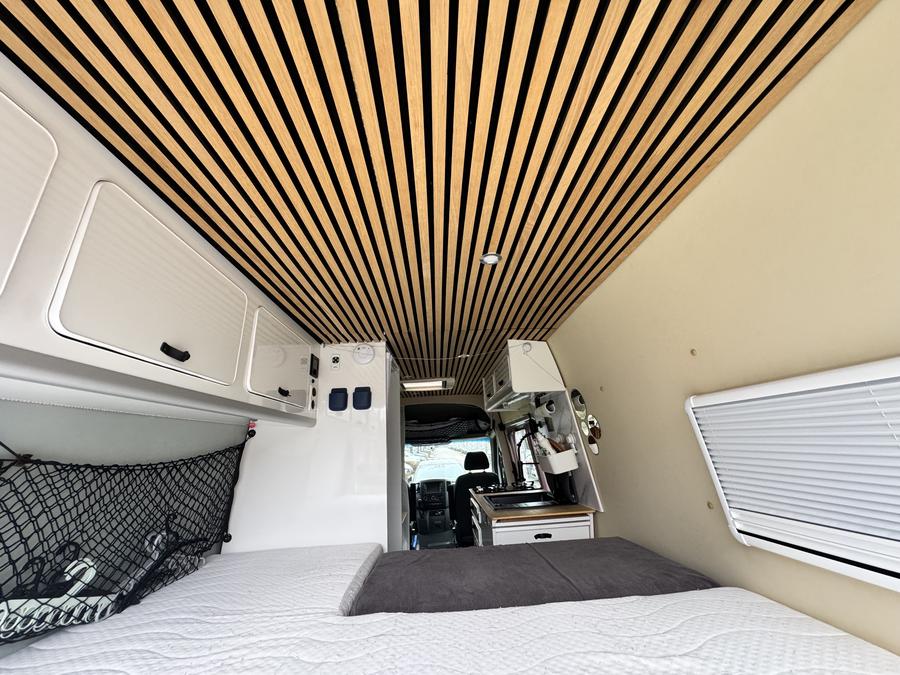Lattenplafond vanaf het bed