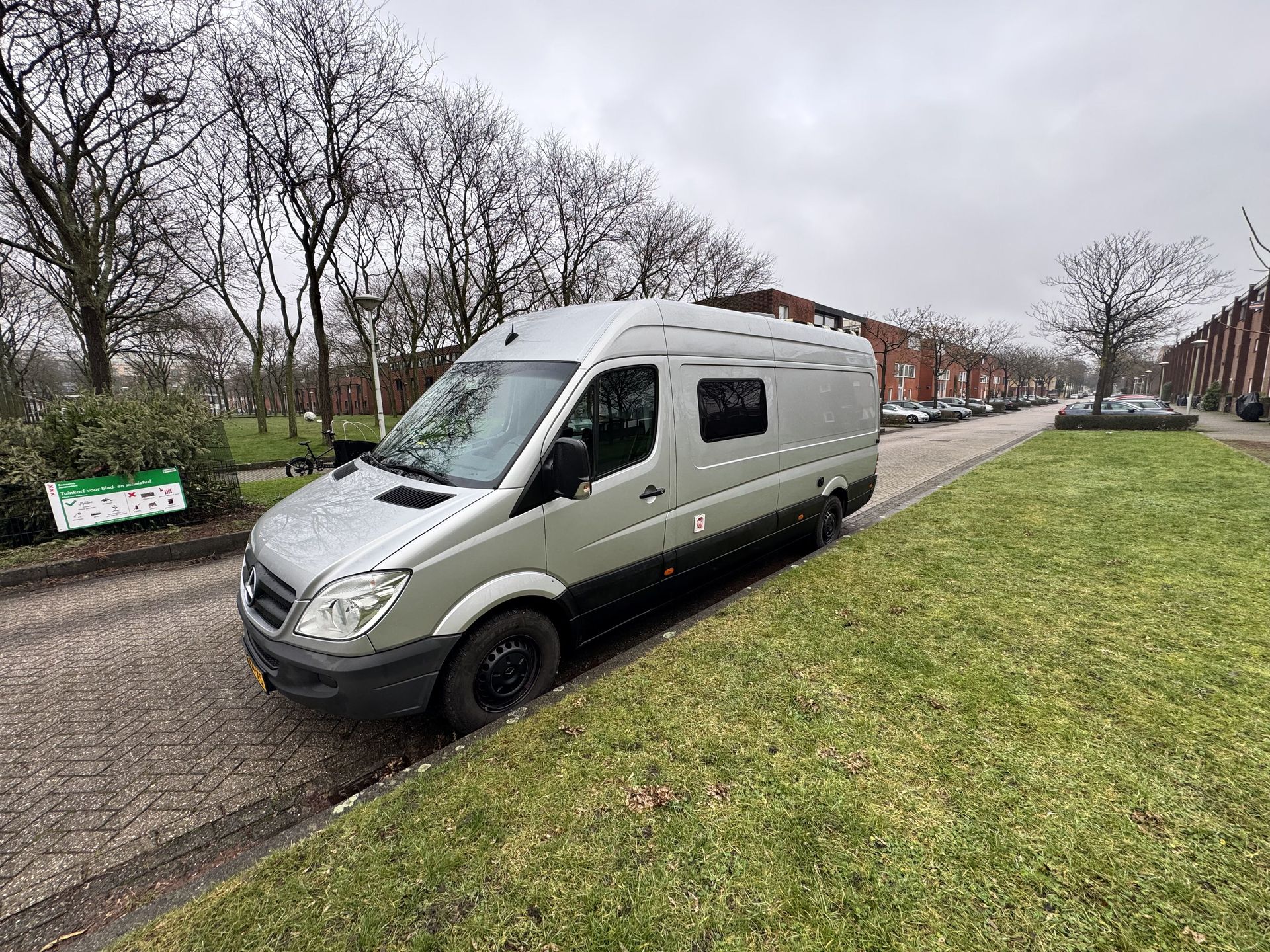 STAN geparkeerd op gras