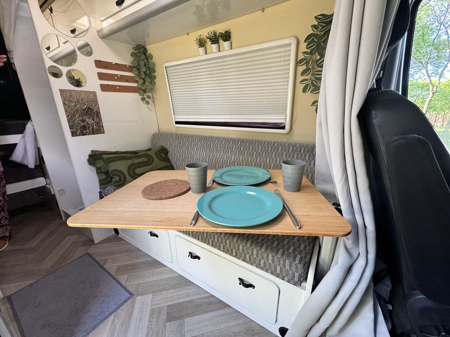 Gedekte tafel, warme sfeer aan boord