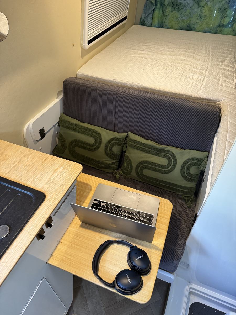 Werkplek met laptop op de bamboe tafel