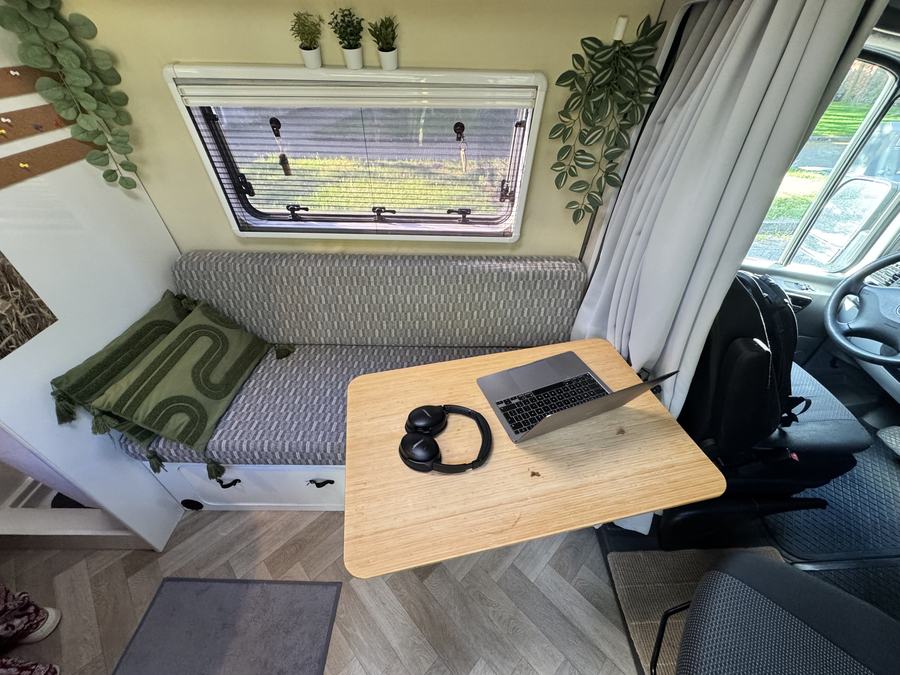 Werkplek bij het raam met uitzicht naar buiten