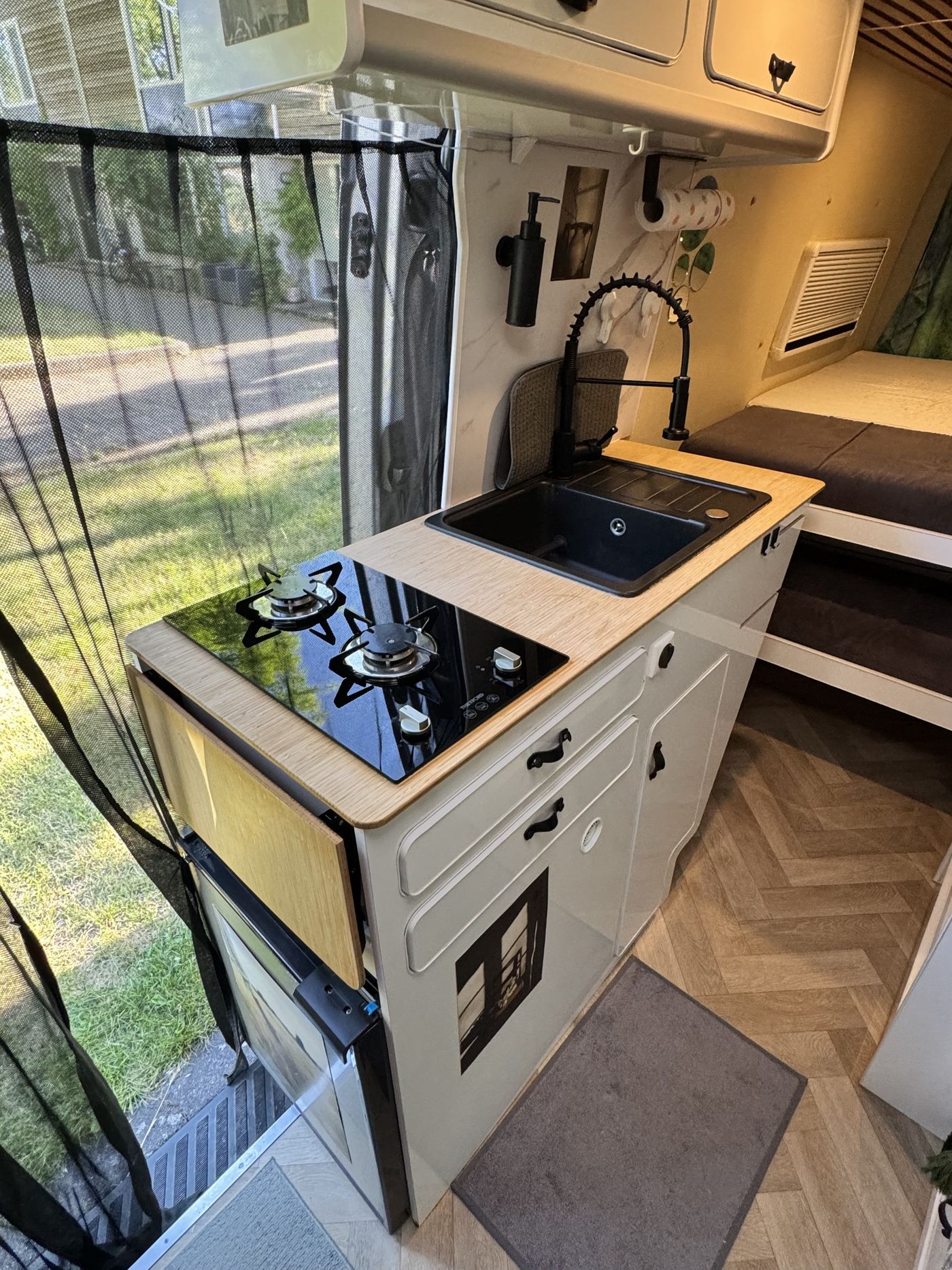 Zicht op de cabine en het interieur van STAN